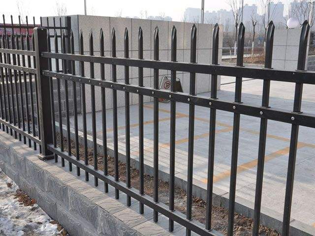 杭州/青岛铁艺护栏是由基材栏杆和配件、花件等组成