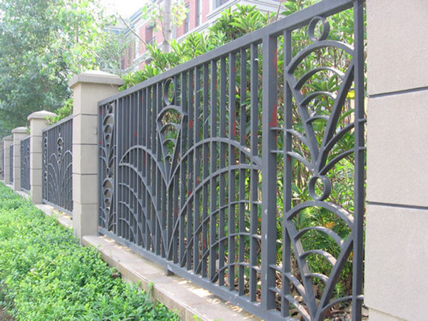 想要铁艺围墙护栏的外层保持长久的方法有哪些