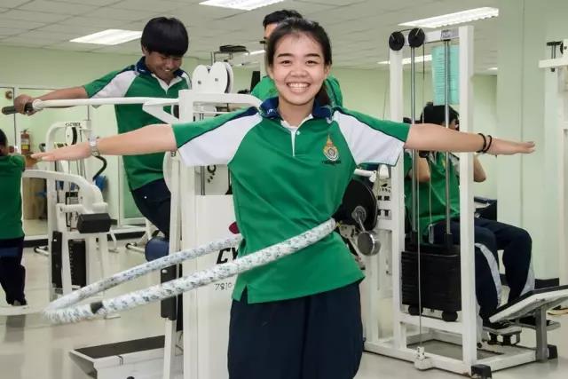 除了學習，經常泡健身房擼鐵也是出國的一大常態，來看看曼谷皇家理工的健身設施吧！