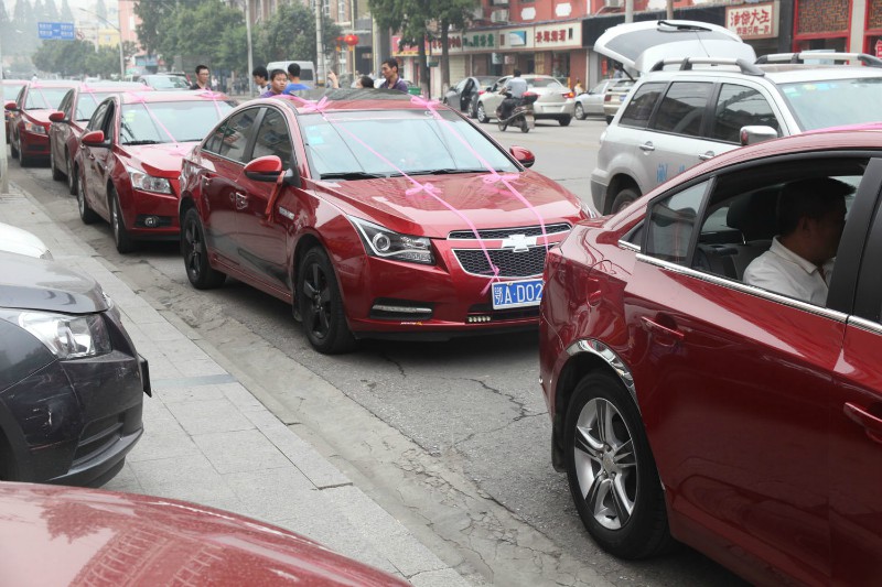 2014年武汉结婚高峰月历史低价红色婚车车队雪佛兰科鲁兹惊现武汉