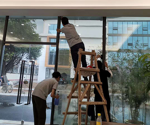汽贸店接待室贴隐私隔热膜施工图片