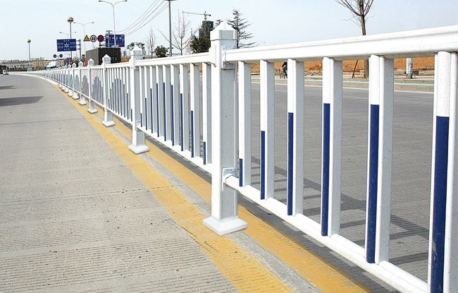 {交通设施}城市道路应当如何设置栏杆
