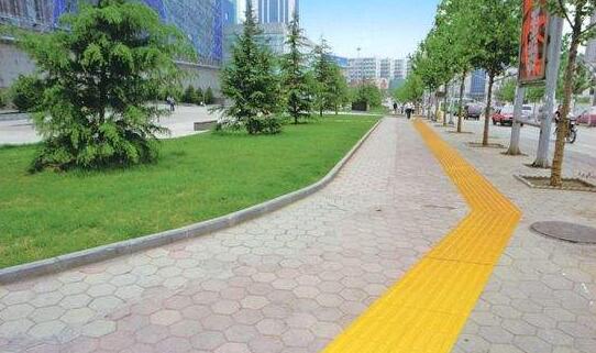 增加透水砖路面铺装可改善城市基础设施及景观