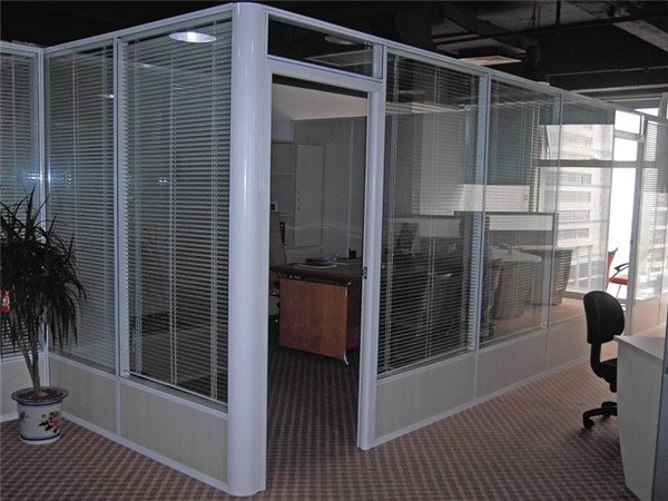 办公室玻璃隔断可以让整体的空间变得更大