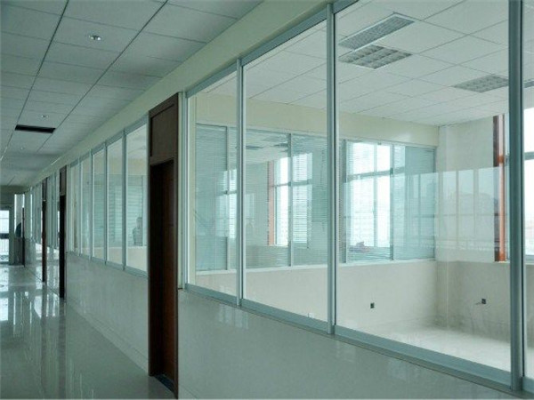 西安办公玻璃隔断不同种类的优缺点