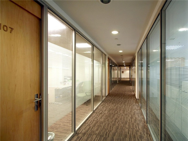 如何最大限度使用办公室玻璃隔断？