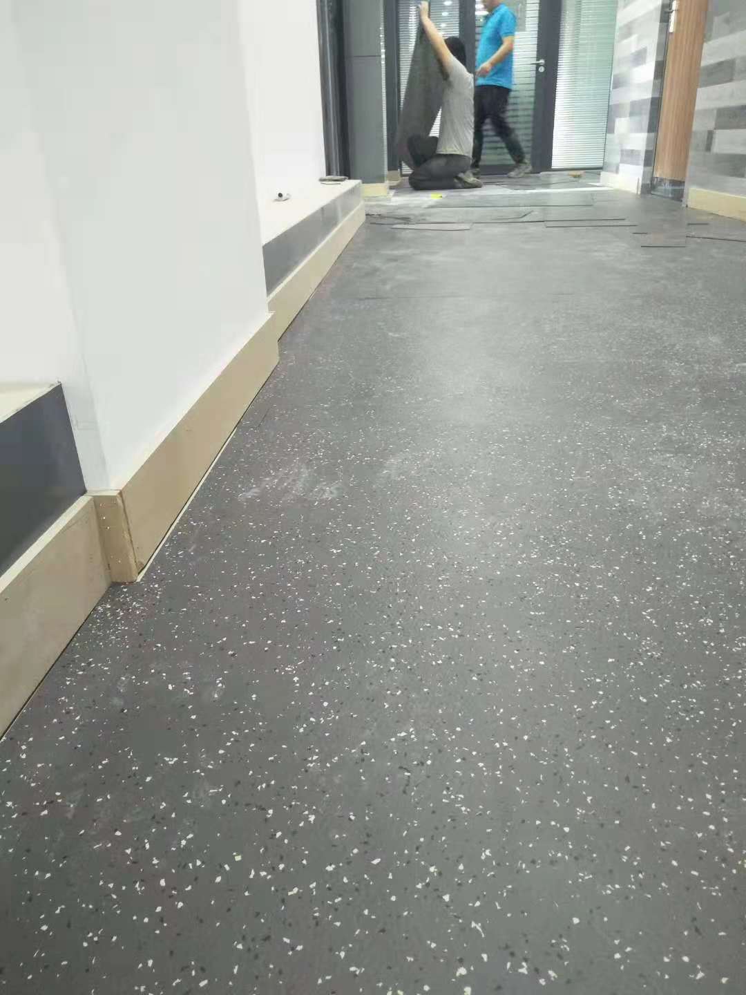 地铁橡胶地板不同于其他建筑所采用的地板