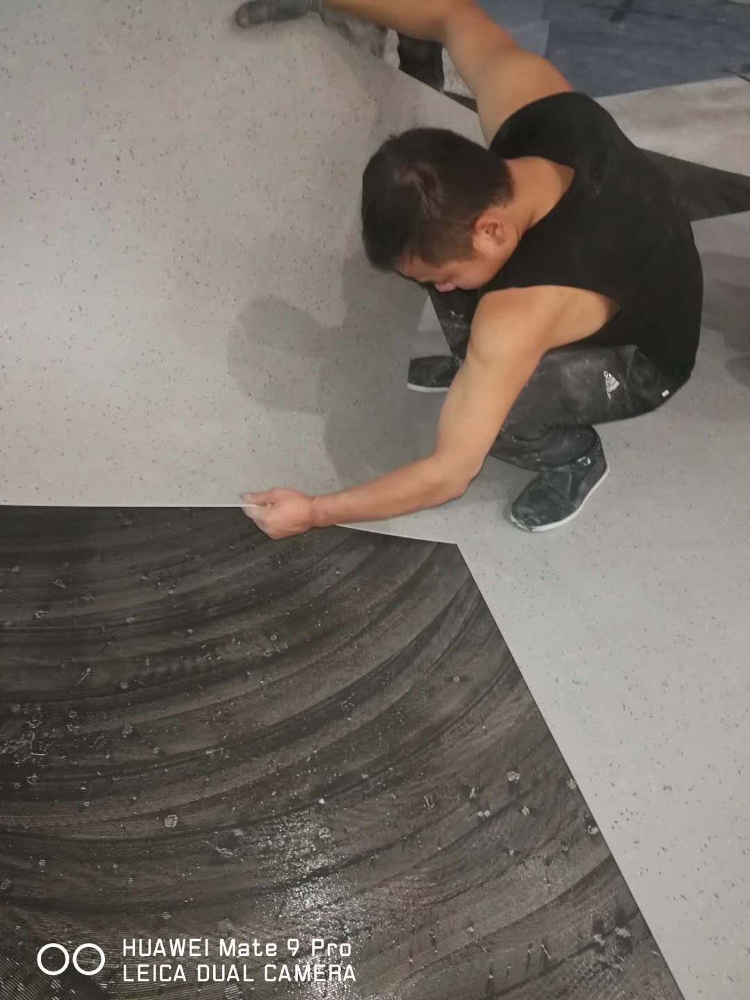 橡胶地板卷材为什么会鼓包？