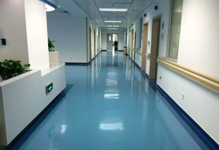 锤击纹片材橡胶地板在某医院铺装完工