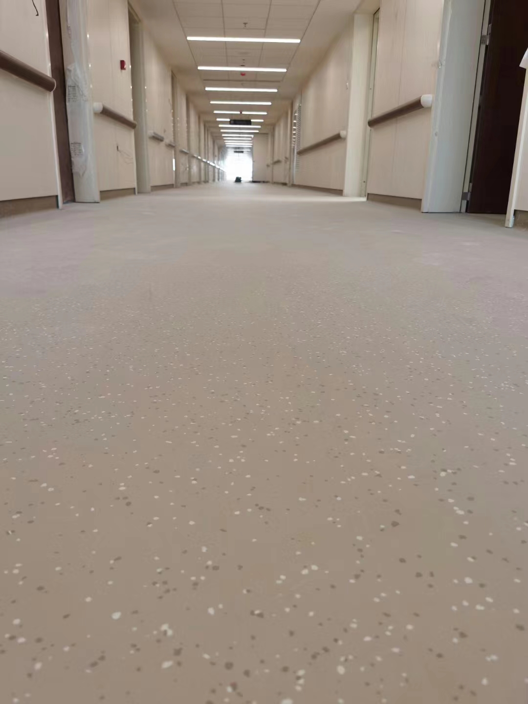 片材橡膠地板怎樣保持清潔？