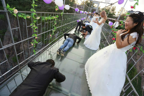 玻璃桥上气球装饰婚礼见证新娘新郎人生最重要的时刻