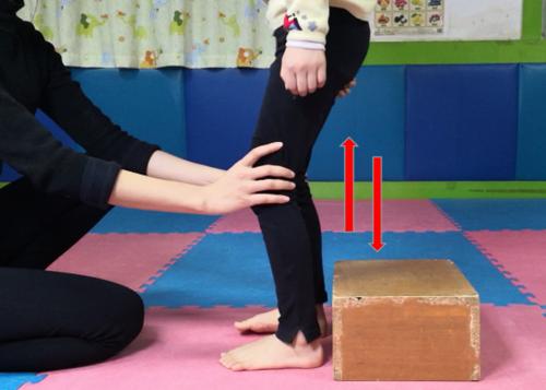 脑瘫儿童训练方法之膝过伸运动