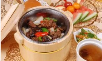 竹桶饭是海南黎族传统美食