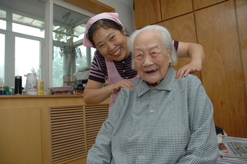西安照顾老人的保姆,59岁杭州阿姨精心照顾老人12年,西安一家亲