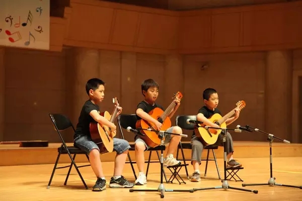 朝阳正规儿童吉他培训学校浅谈小孩子学吉他相关事项