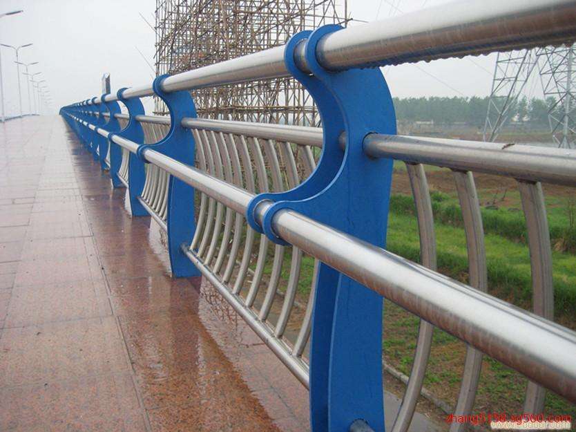 你知道桥梁防撞护栏加工制作需要关注哪些事情吗？