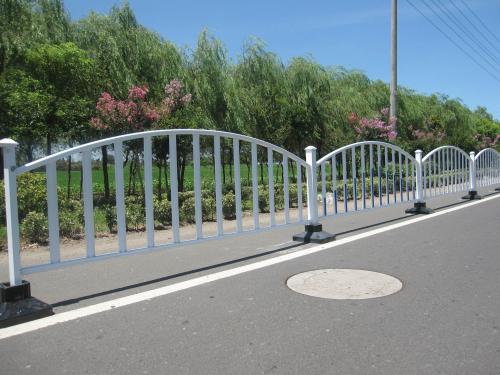 济南/青岛建立的道路护栏来维护交通秩序