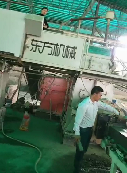 福建東方機(jī)械安南客戶空心磚正在生產(chǎn)中