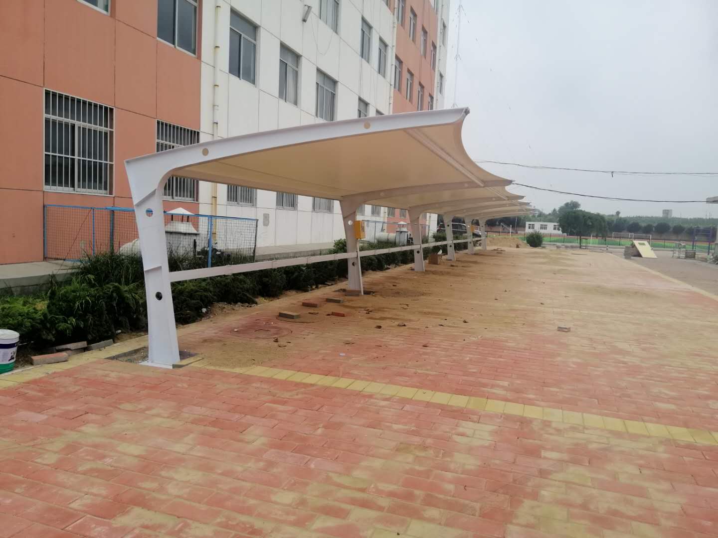 膜結構停車棚