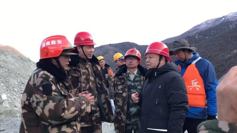 金沙江再现堰塞湖 中国安能“连轴转”排险，福州交通护栏厂家与前线救援人员共心！