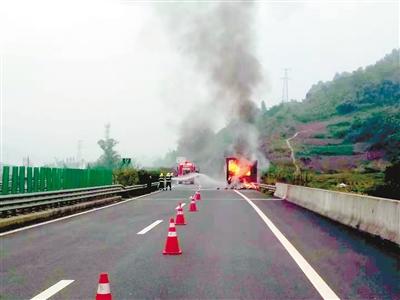 福州护栏厂家带您从银昆高速快递车失火全车烧光看交通设施的重要性