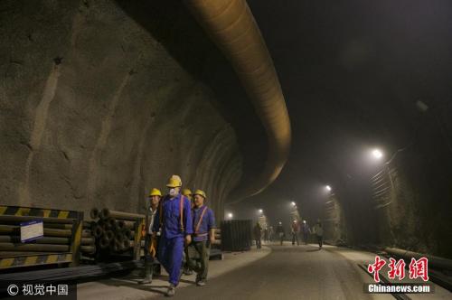 铁马护栏厂家解析京张高铁八达岭隧道贯通 穿越八达岭长城核心区域