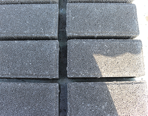 透水砖铺层代替普通砖铺层的优点在于控制雨水径流