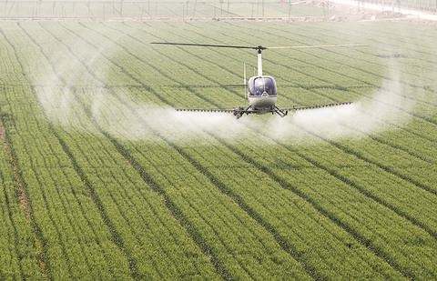 新疆植保飛防高效率噴灑農藥為農業生產帶來極大便利