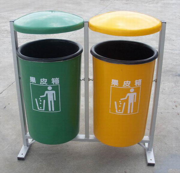 垃圾桶分类垃圾  乌市市民应该提高环保意识