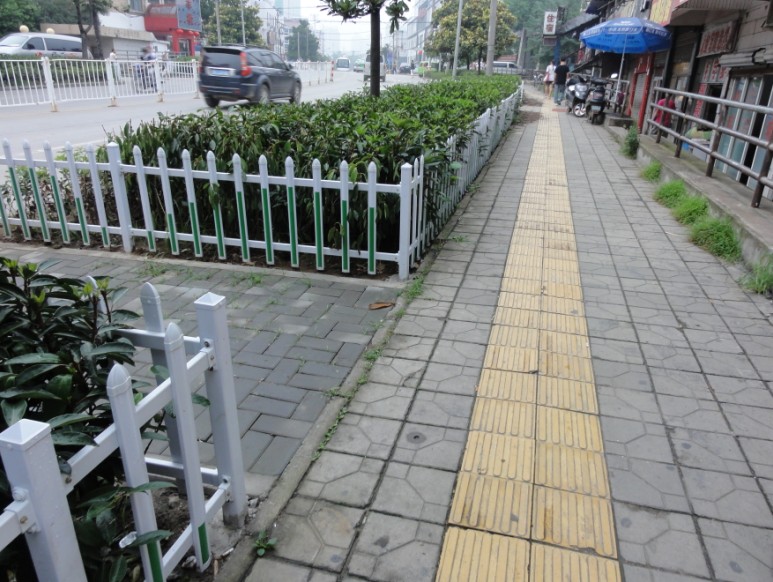 新疆PVC草坪护栏、新疆铁艺护栏等各类护栏等你来选