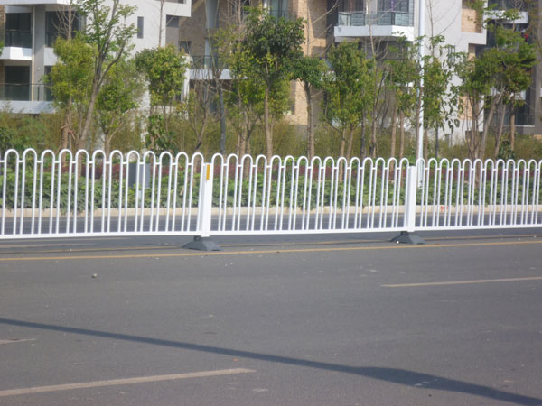 新疆道路隔离栏守护安全、守护生命