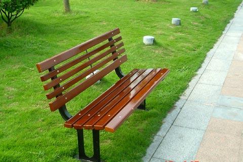 新疆户外休闲椅、新疆塑木休闲椅为浪漫的晴天、也为细雨中的缠绵