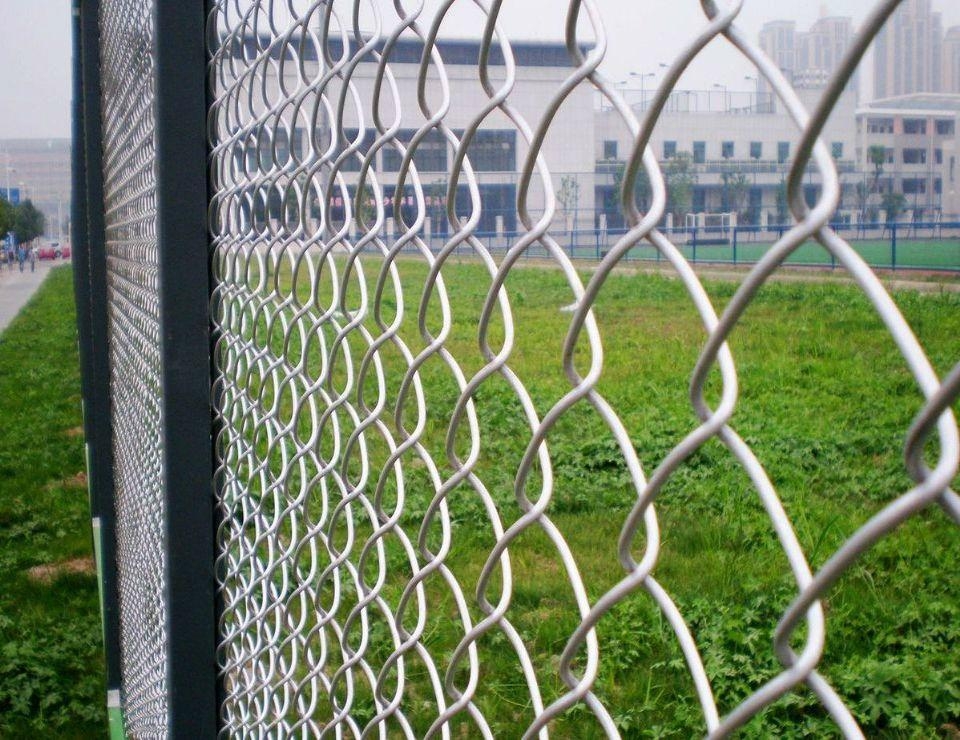 新疆钢板网、新疆护栏网钢铁的质地，安全的拦截