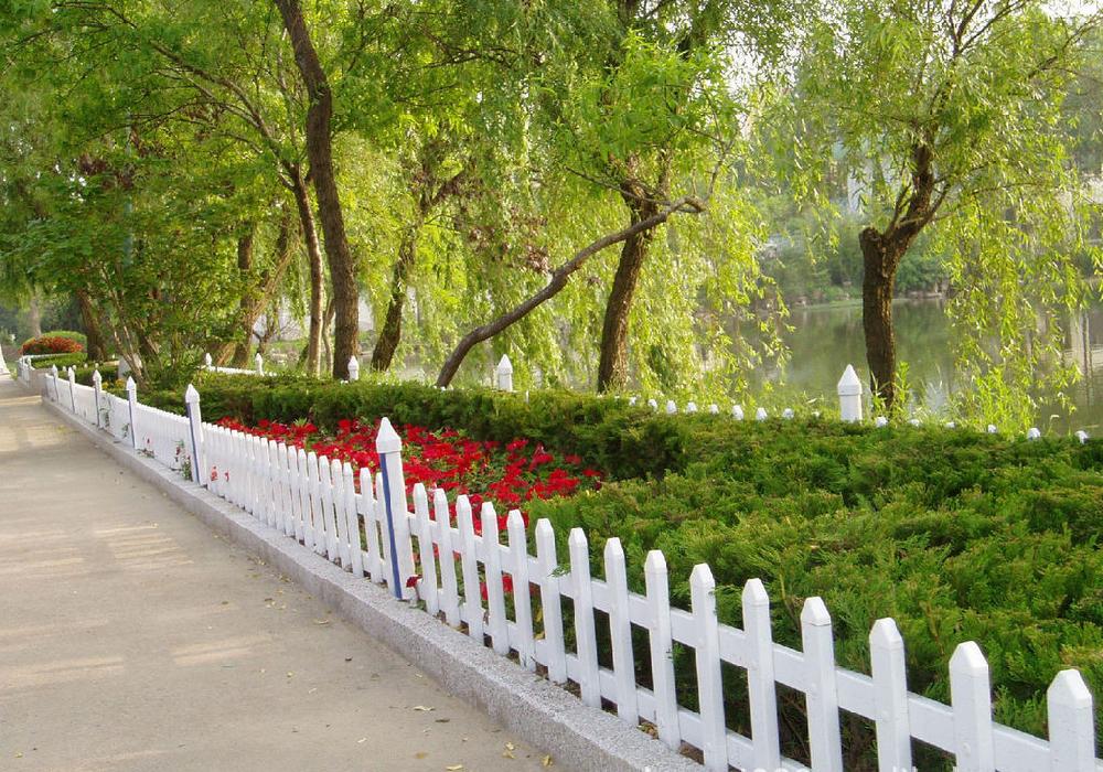 新疆pvc草坪护栏、新疆草坪护栏，花花世界，美丽心情
