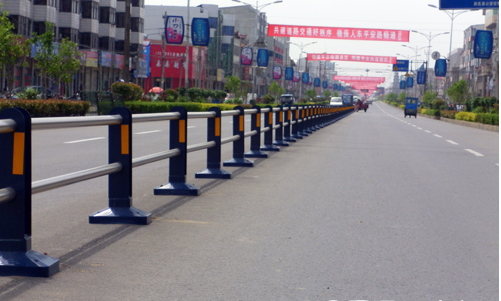 襄阳锌钢交通护栏厂家浅谈交通护栏迎合市场需求​深受用户喜爱