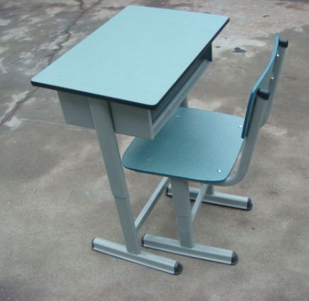 为更好的保护孩子们的视力襄阳课桌椅厂家选用暖色调的环保材质制作课桌椅