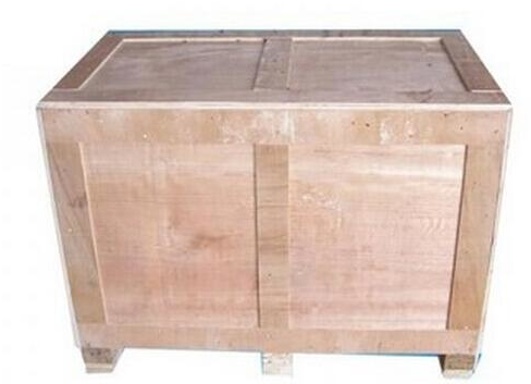 钢带箱的包装箱结构由胶合板和热镀锌钢带压接而成