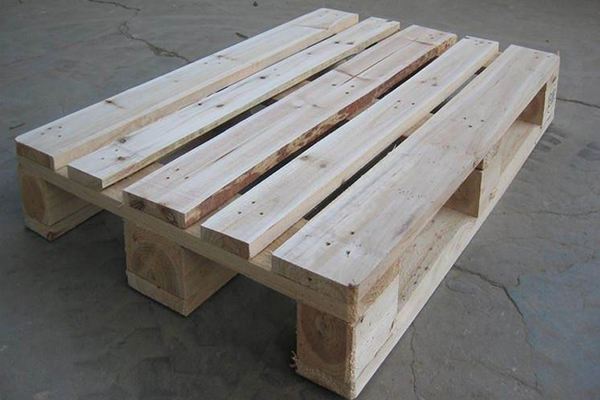襄阳木托盘这是一个由天然木材制成的托盘