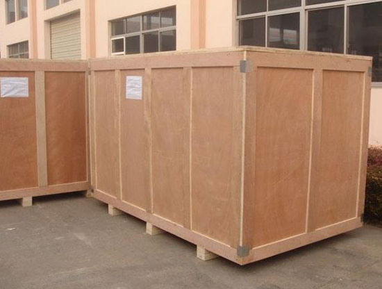 钢带箱中的木箱板的生产需依据所需要的尺寸裁切