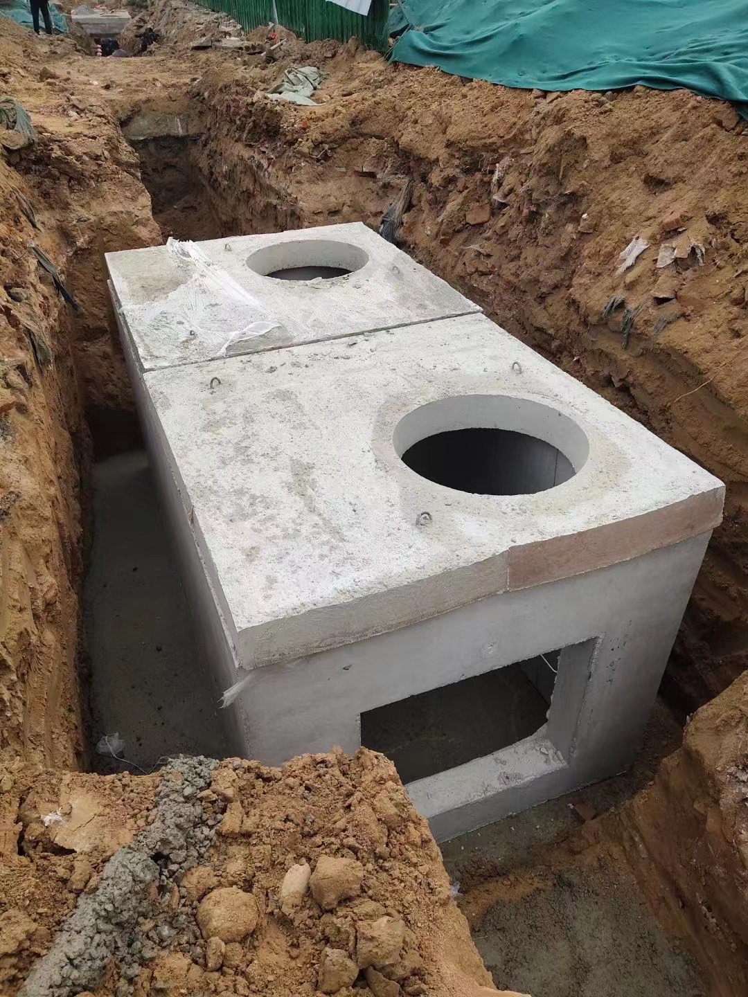 在施工過程中如何安裝和接管水泥檢查井