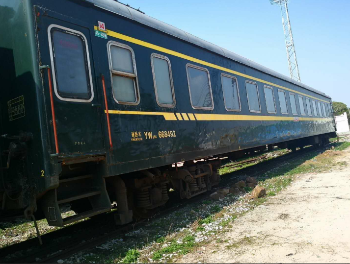 废旧绿皮火车厢改装成涂鸦一角天马行空很接地气