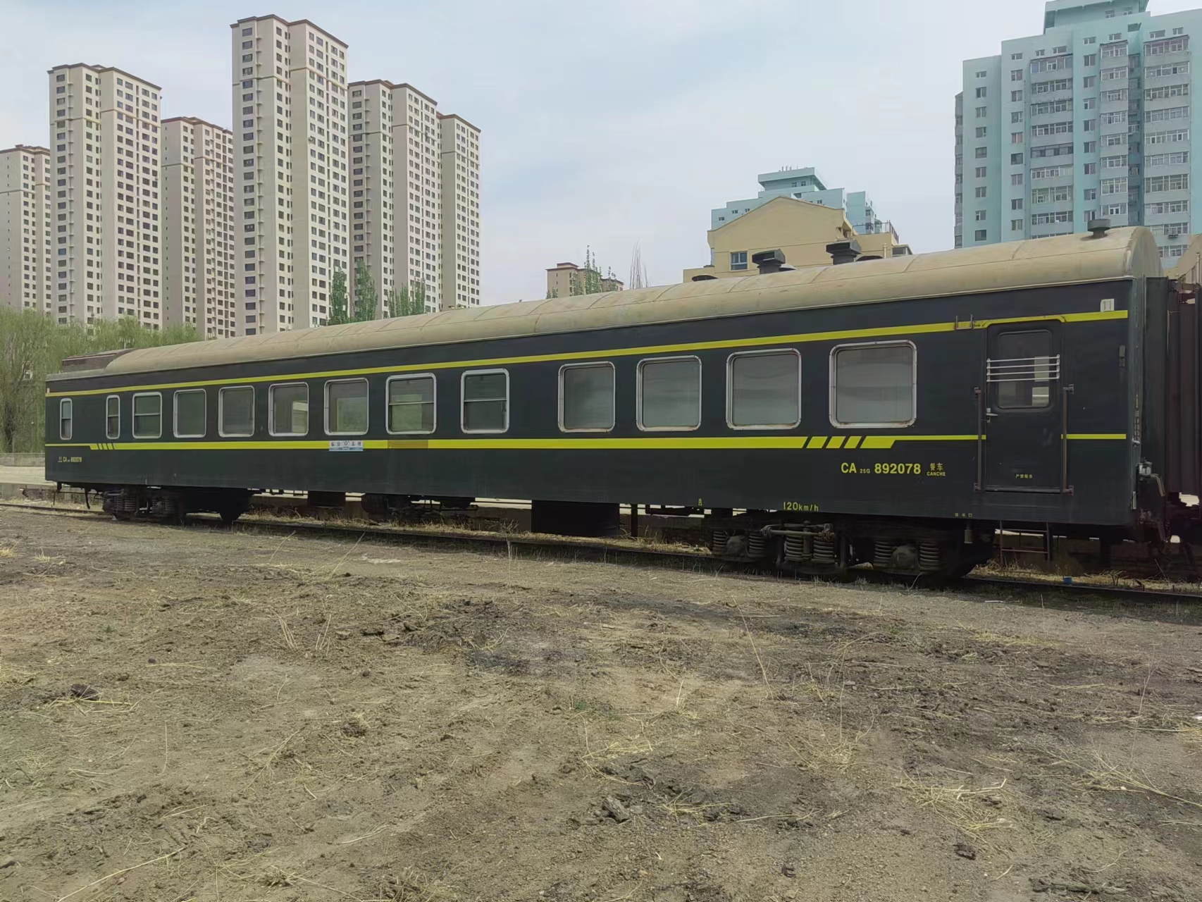 现在热门的绿皮火车车厢民宿改造在风格上的设计方案