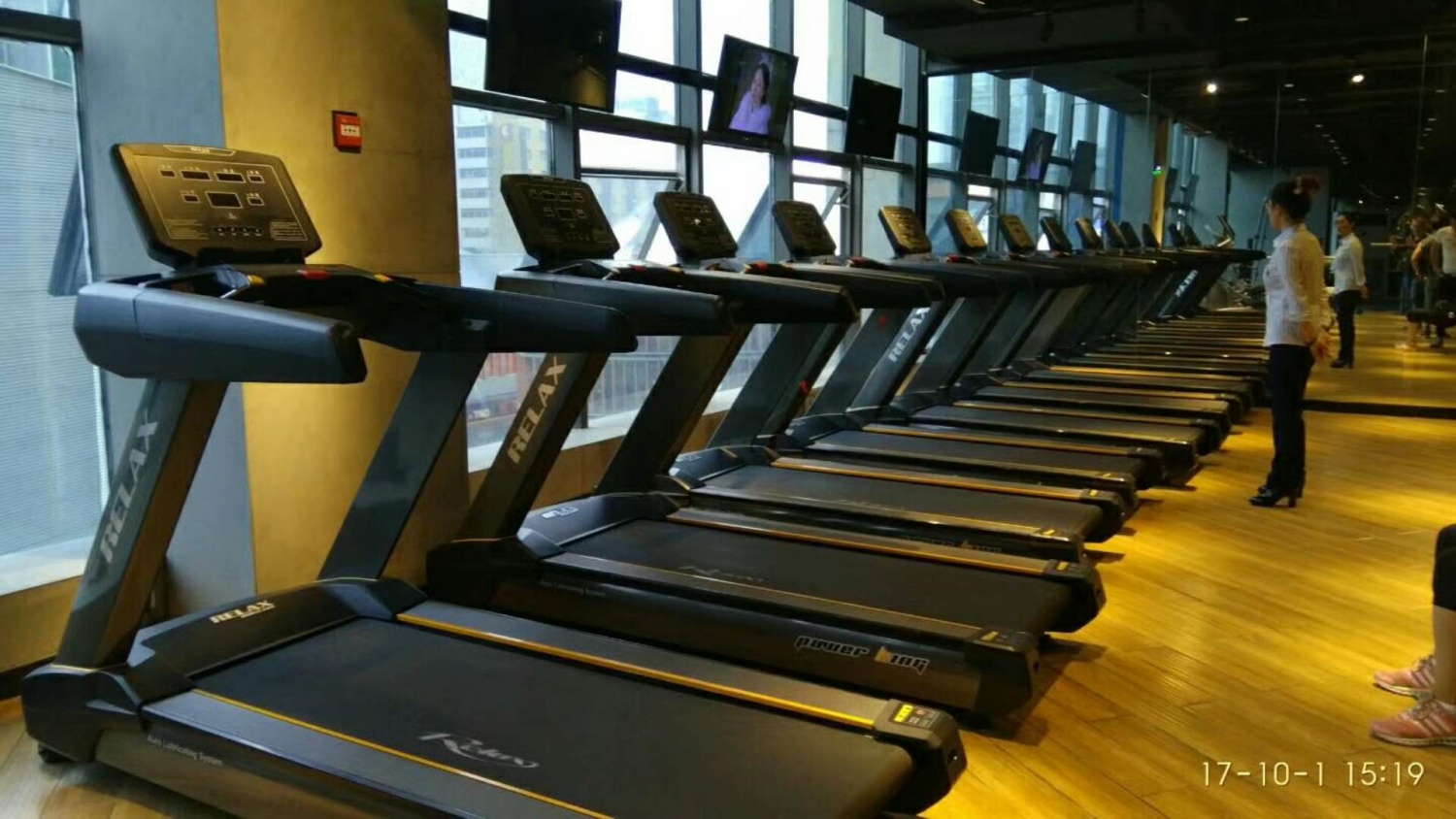 如何使用襄阳健身房跑步机进行有效的锻炼