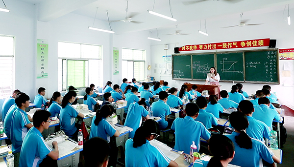 襄阳小升初学校严肃认真学生课堂