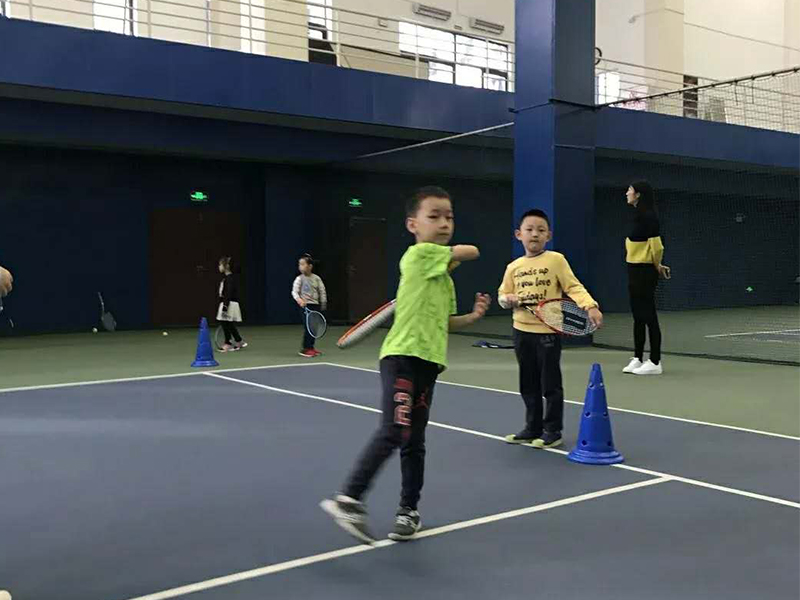 体育培训基地分享：正确掌握网球培训技巧