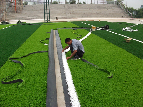 云南昆明人造草坪足球场厂家为大专院校等学校用户提供草坪销售及维护服务
