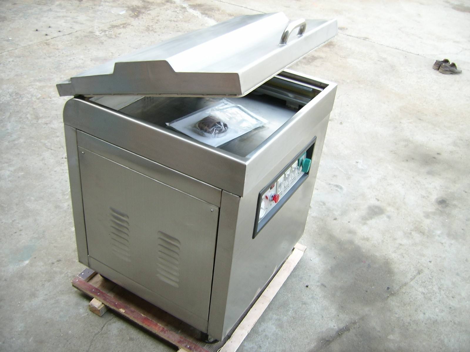 浅析真空包装机在锂业的使用情况以及连续滚动真空包装机的优势