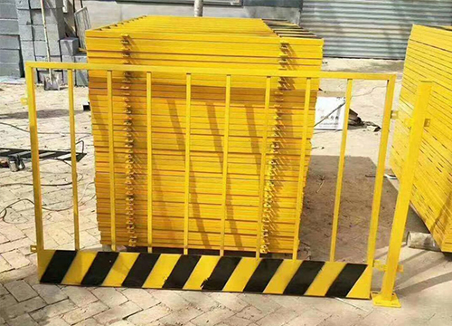云南护栏网厂家：公路护栏网成品和定做哪一种更好一点