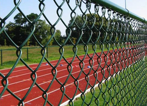 高校体育场护栏网的安装过程是怎样的？