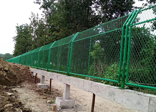 昆明护栏网厂家生产的公路防撞护栏网有什么特点？